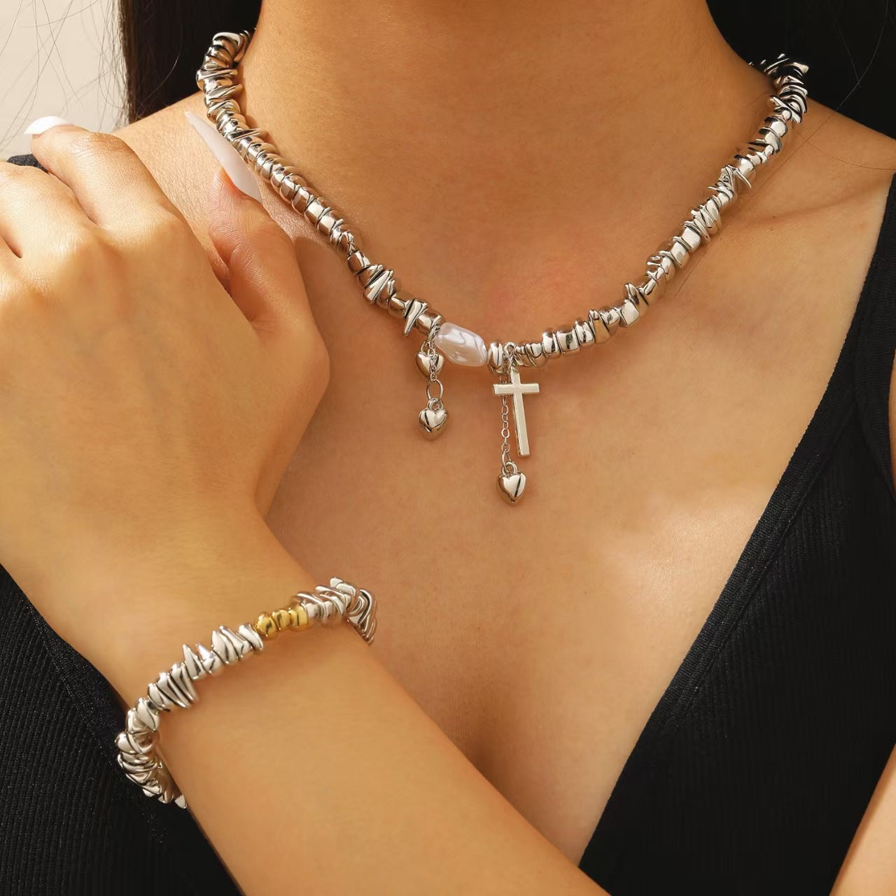 Wholesale Silver Geometric Heart Pendant Necklace